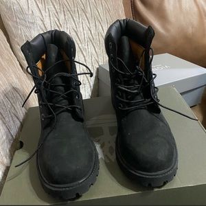 Like new black timberlands. Size 5.5 in big kids, fits as a 7.5 in women’s.